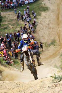 SIBIU, ROMANIA - 28 Temmuz: Red Bull ROMANIACS Hard Enduro Rallisi 'nde bilinmeyen bir rakip. Dünyanın en zor dayanıklı rallisi. 25-29 Temmuz 2017, Sibiu, Romanya