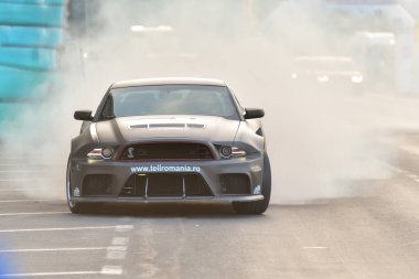 BRASOV, ROMANIA - 30 Mart 01 Nisan 2017: Bilinmeyen pilotlar Tess Rallisi Brasov 2017 'de 30 Mart 2017' de Romanya 'nın Brasov kentinde yarışıyor