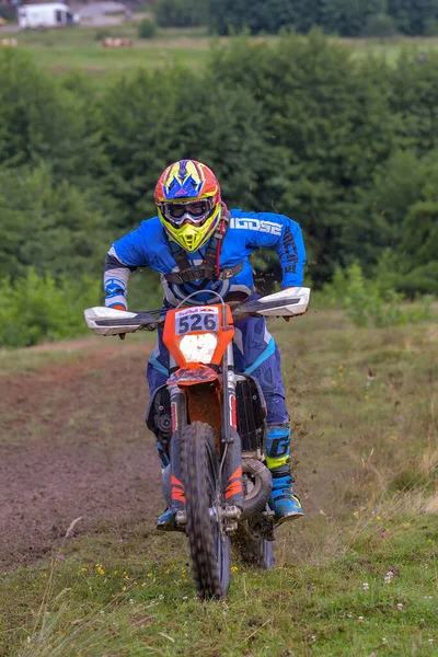 SIBIU, ROMANIA - 28 Temmuz: Red Bull ROMANIACS Hard Enduro Rallisi 'nde bilinmeyen bir rakip. Dünyanın en zor dayanıklı rallisi. 24-28 Temmuz 2018 tarihleri arasında Romanya 'nın Sibiu kentinde