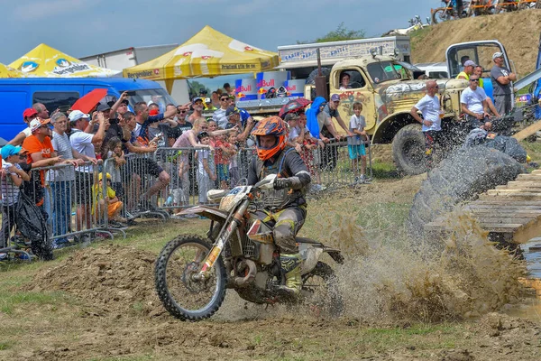 SIBIU, ROMANIA - 28 Temmuz: Red Bull ROMANIACS Hard Enduro Rallisi 'nde bilinmeyen bir rakip. Dünyanın en zor dayanıklı rallisi. 24-28 Temmuz 2018 tarihleri arasında Romanya 'nın Sibiu kentinde