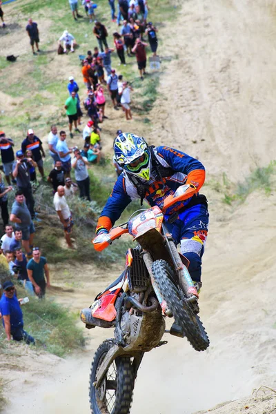 SIBIU, ROMANIA - 28 Temmuz: Red Bull ROMANIACS Hard Enduro Rallisi 'nde bilinmeyen bir rakip. Dünyanın en zor dayanıklı rallisi. 25-29 Temmuz 2017, Sibiu, Romanya