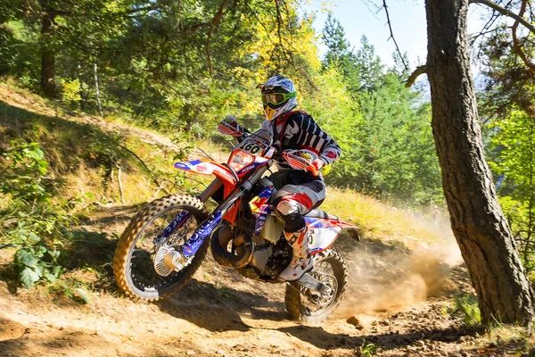 SIBIU, ROMANIA - 28 Temmuz: Red Bull ROMANIACS Hard Enduro Rallisi 'nde bilinmeyen bir rakip. Dünyanın en zor dayanıklı rallisi. 25-29 Temmuz 2017, Sibiu, Romanya