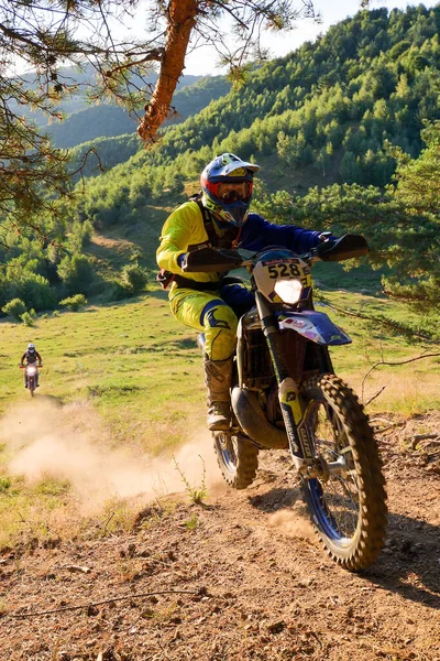 SIBIU, ROMANIA - 28 Temmuz: Red Bull ROMANIACS Hard Enduro Rallisi 'nde bilinmeyen bir rakip. Dünyanın en zor dayanıklı rallisi. 25-29 Temmuz 2017, Sibiu, Romanya