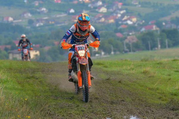 SIBIU, ROMANIA - 28 Temmuz: Red Bull ROMANIACS Hard Enduro Rallisi 'nde bilinmeyen bir rakip. Dünyanın en zor dayanıklı rallisi. 24-28 Temmuz 2018 tarihleri arasında Romanya 'nın Sibiu kentinde