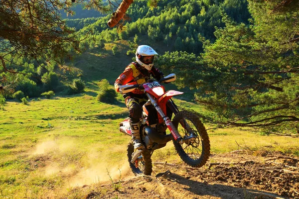 SIBIU, ROMANIA - 28 Temmuz: Red Bull ROMANIACS Hard Enduro Rallisi 'nde bilinmeyen bir rakip. Dünyanın en zor dayanıklı rallisi. 25-29 Temmuz 2017, Sibiu, Romanya