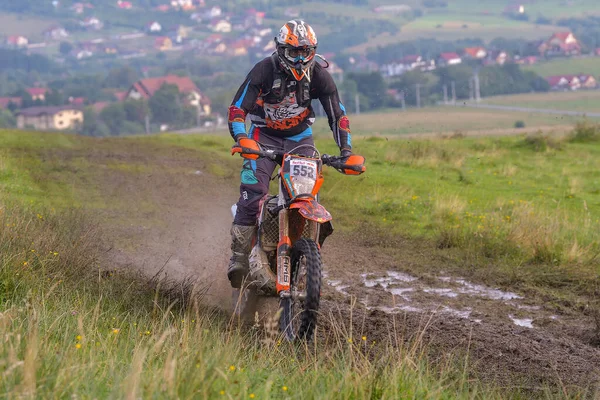 SIBIU, ROMANIA - 28 Temmuz: Red Bull ROMANIACS Hard Enduro Rallisi 'nde bilinmeyen bir rakip. Dünyanın en zor dayanıklı rallisi. 24-28 Temmuz 2018 tarihleri arasında Romanya 'nın Sibiu kentinde
