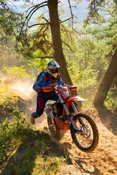 SIBIU, ROMANIA - 28 Temmuz: Red Bull ROMANIACS Hard Enduro Rallisi 'nde bilinmeyen bir rakip. Dünyanın en zor dayanıklı rallisi. 25-29 Temmuz 2017, Sibiu, Romanya