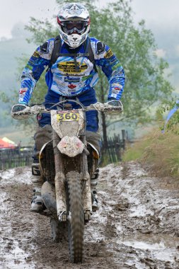 SIBIU, ROMANIA - 12 HAZİRAN - 16 HAZİRAN: KTM motosikletli Red Bull ROMANIACS Hard Enduro Rallisi Copetitors. Dünyanın en zor dayanıklı rallisi. 12 Temmuz - 16 Temmuz 2016 Sibiu, Romanya.