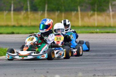 PREJMER, BRASOV, ROMANIA - 3 MAYIS: Ulusal Karting Şampiyonası Dunlop 2015 'te 3 Mayıs 2015' te Romanya 'nın Prejmer kentinde yarışan bilinmeyen pilotlar