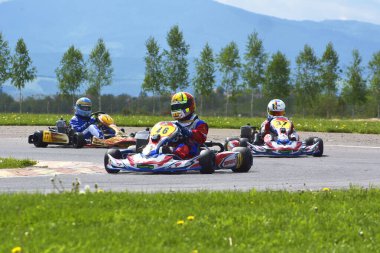 PREJMER, BRASOV, ROMANIA - 3 MAYIS: Ulusal Karting Şampiyonası Dunlop 2015 'te 3 Mayıs 2015' te Romanya 'nın Prejmer kentinde yarışan bilinmeyen pilotlar