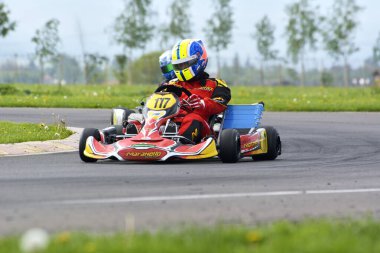PREJMER, BRASOV, ROMANIA - 3 MAYIS: Ulusal Karting Şampiyonası Dunlop 2015 'te 3 Mayıs 2015' te Romanya 'nın Prejmer kentinde yarışan bilinmeyen pilotlar