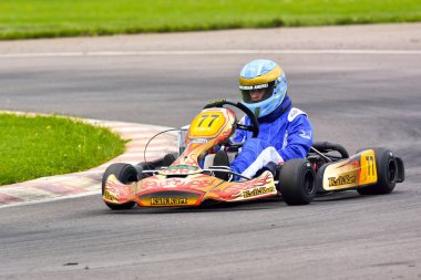 PREJMER, BRASOV, ROMANIA - 3 MAYIS: Ulusal Karting Şampiyonası Dunlop 2015 'te 3 Mayıs 2015' te Romanya 'nın Prejmer kentinde yarışan bilinmeyen pilotlar