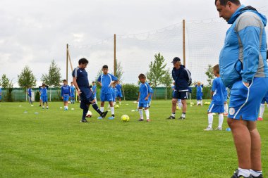 GHIMBAV, BRASOV, ROMANIA - 3 Ağustos 2016: Çocuklar için futbol kampı, FOREX GHIMBAV, Romanya 03 Ağustos 2016