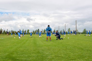 GHIMBAV, BRASOV, ROMANIA - 3 Ağustos 2016: Çocuklar için futbol kampı, FOREX GHIMBAV, Romanya 03 Ağustos 2016
