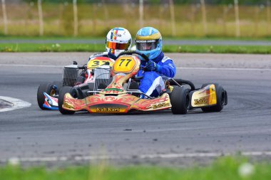 PREJMER, BRASOV, ROMANIA - 3 MAYIS: Ulusal Karting Şampiyonası Dunlop 2015 'te 3 Mayıs 2015' te Romanya 'nın Prejmer kentinde yarışan bilinmeyen pilotlar