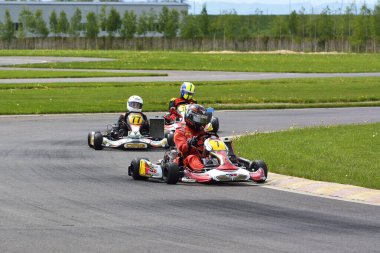 PREJMER, BRASOV, ROMANIA - 3 MAYIS: Ulusal Karting Şampiyonası Dunlop 2015 'te 3 Mayıs 2015' te Romanya 'nın Prejmer kentinde yarışan bilinmeyen pilotlar