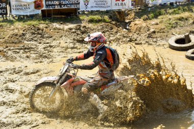 SIBIU, ROMANIA - 16 Temmuz: bir KTM motosiklet ile Red Bull ROMANIACS Hard Enduro Rallisi bilinmeyen bir rakip. Dünyanın en zor dayanıklı rallisi. 12-16 Temmuz 2016 Sibiu, Romanya.
