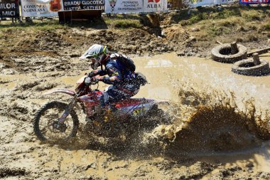 SIBIU, ROMANIA - 12 HAZİRAN - 16 HAZİRAN: KTM motosikletli Red Bull ROMANIACS Hard Enduro Rallisi Copetitors. Dünyanın en zor dayanıklı rallisi. 12 Temmuz - 16 Temmuz 2016 Sibiu, Romanya.