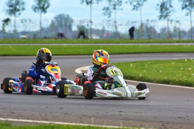 PREJMER, BRASOV, ROMANIA - 3 MAYIS: Ulusal Karting Şampiyonası Dunlop 2015 'te 3 Mayıs 2015' te Romanya 'nın Prejmer kentinde yarışan bilinmeyen pilotlar