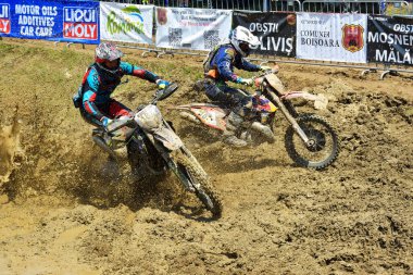 SIBIU, ROMANIA - 12 HAZİRAN - 16 HAZİRAN: KTM motosikletli Red Bull ROMANIACS Hard Enduro Rallisi Copetitors. Dünyanın en zor dayanıklı rallisi. 12 Temmuz - 16 Temmuz 2016 Sibiu, Romanya.