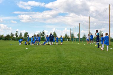 GHIMBAV, BRASOV, ROMANIA - 3 Ağustos 2016: Çocuklar için futbol kampı, FOREX GHIMBAV, Romanya 03 Ağustos 2016