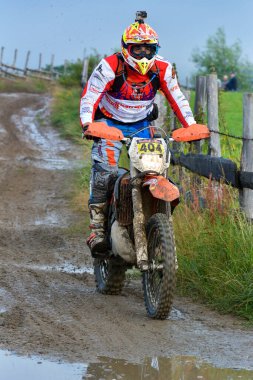 SIBIU, ROMANIA - 12 HAZİRAN - 16 HAZİRAN: KTM motosikletli Red Bull ROMANIACS Hard Enduro Rallisi Copetitors. Dünyanın en zor dayanıklı rallisi. 12 Temmuz - 16 Temmuz 2016 Sibiu, Romanya.