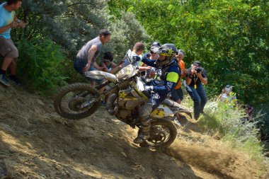 SIBIU, ROMANIA - 12 HAZİRAN - 16 HAZİRAN: KTM motosikletli Red Bull ROMANIACS Hard Enduro Rallisi Copetitors. Dünyanın en zor dayanıklı rallisi. 12 Temmuz - 16 Temmuz 2016 Sibiu, Romanya.