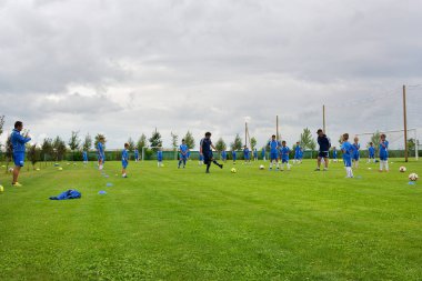 GHIMBAV, BRASOV, ROMANIA - 3 Ağustos 2016: Çocuklar için futbol kampı, FOREX GHIMBAV, Romanya 03 Ağustos 2016 