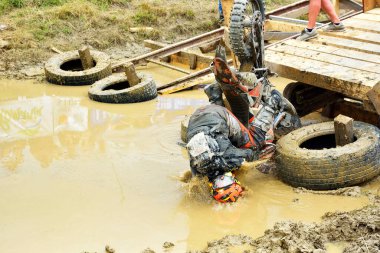 SIBIU, ROMANIA - 12 HAZİRAN - 16 HAZİRAN: KTM motosikletli Red Bull ROMANIACS Hard Enduro Rallisi Copetitors. Dünyanın en zor dayanıklı rallisi. 12 Temmuz - 16 Temmuz 2016 Sibiu, Romanya.