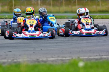 PREJMER, BRASOV, ROMANIA - 3 MAYIS: Ulusal Karting Şampiyonası Dunlop 2015 'te 3 Mayıs 2015' te Romanya 'nın Prejmer kentinde yarışan bilinmeyen pilotlar