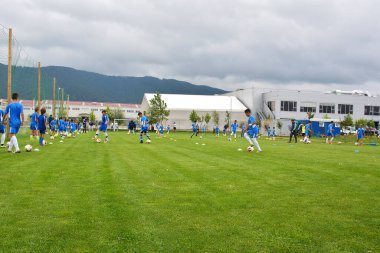 GHIMBAV, BRASOV, ROMANIA - 3 Ağustos 2016: Çocuklar için futbol kampı, FOREX GHIMBAV, Romanya 03 Ağustos 2016 