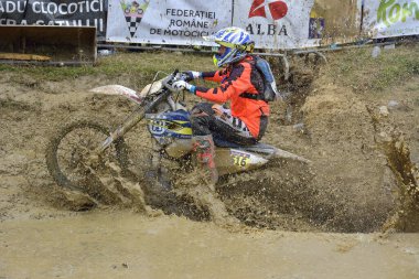 SIBIU, ROMANIA - 12 HAZİRAN - 16 HAZİRAN: KTM motosikletli Red Bull ROMANIACS Hard Enduro Rallisi Copetitors. Dünyanın en zor dayanıklı rallisi. 12 Temmuz - 16 Temmuz 2016 Sibiu, Romanya.