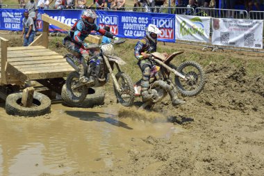 SIBIU, ROMANIA - 12 HAZİRAN - 16 HAZİRAN: KTM motosikletli Red Bull ROMANIACS Hard Enduro Rallisi Copetitors. Dünyanın en zor dayanıklı rallisi. 12 Temmuz - 16 Temmuz 2016 Sibiu, Romanya.