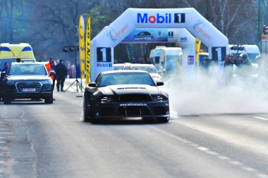 BRASOV, ROMANIA - 30 Mart 01 Nisan 2017: Bilinmeyen pilotlar Tess Rallisi Brasov 2017 'de 30 Mart 2017' de Romanya 'nın Brasov kentinde yarışıyor