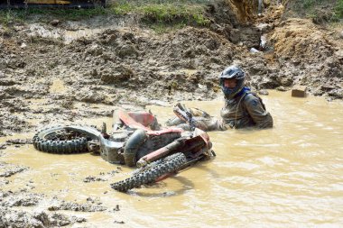 SIBIU, ROMANIA - 16 Temmuz: bir KTM motosiklet ile Red Bull ROMANIACS Hard Enduro Rallisi bilinmeyen bir rakip. Dünyanın en zor dayanıklı rallisi. 12-16 Temmuz 2016 Sibiu, Romanya.