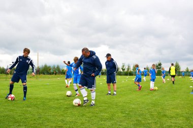 GHIMBAV, BRASOV, ROMANIA - 3 Ağustos 2016: Çocuklar için futbol kampı, FOREX GHIMBAV, Romanya 03 Ağustos 2016