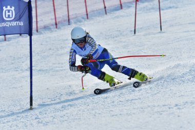 BRASOV, ROMANIA - Şubat 2017: Romanya 'daki genç yarışmacılar Husqvarna CUP Junior Alpine Ski 4 - 5 Şubat 2017 tarihleri arasında,
