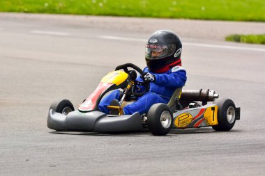 PREJMER, BRASOV, ROMANIA - 3 MAYIS: Ulusal Karting Şampiyonası Dunlop 2015 'te 3 Mayıs 2015' te Romanya 'nın Prejmer kentinde yarışan bilinmeyen pilotlar