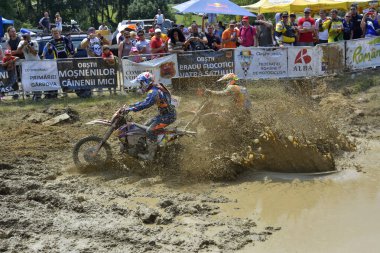 SIBIU, ROMANIA - 12 HAZİRAN - 16 HAZİRAN: KTM motosikletli Red Bull ROMANIACS Hard Enduro Rallisi Copetitors. Dünyanın en zor dayanıklı rallisi. 12 Temmuz - 16 Temmuz 2016 Sibiu, Romanya.