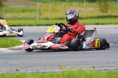 PREJMER, BRASOV, ROMANIA - 3 MAYIS: Ulusal Karting Şampiyonası Dunlop 2015 'te 3 Mayıs 2015' te Romanya 'nın Prejmer kentinde yarışan bilinmeyen pilotlar