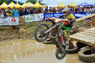 SIBIU, ROMANIA - 12 HAZİRAN - 16 HAZİRAN: KTM motosikletli Red Bull ROMANIACS Hard Enduro Rallisi Copetitors. Dünyanın en zor dayanıklı rallisi. 12 Temmuz - 16 Temmuz 2016 Sibiu, Romanya.