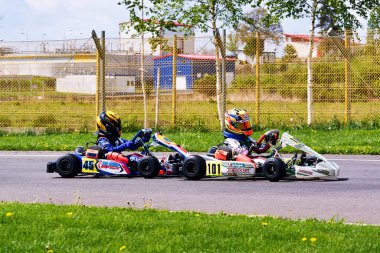 PREJMER, BRASOV, ROMANIA - 3 MAYIS: Ulusal Karting Şampiyonası Dunlop 2015 'te 3 Mayıs 2015' te Romanya 'nın Prejmer kentinde yarışan bilinmeyen pilotlar