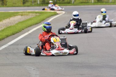 PREJMER, BRASOV, ROMANIA - 3 MAYIS: Ulusal Karting Şampiyonası Dunlop 2015 'te 3 Mayıs 2015' te Romanya 'nın Prejmer kentinde yarışan bilinmeyen pilotlar