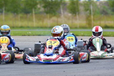 PREJMER, BRASOV, ROMANIA - 3 MAYIS: Ulusal Karting Şampiyonası Dunlop 2015 'te 3 Mayıs 2015' te Romanya 'nın Prejmer kentinde yarışan bilinmeyen pilotlar