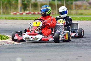 PREJMER, BRASOV, ROMANIA - 3 MAYIS: Ulusal Karting Şampiyonası Dunlop 2015 'te 3 Mayıs 2015' te Romanya 'nın Prejmer kentinde yarışan bilinmeyen pilotlar