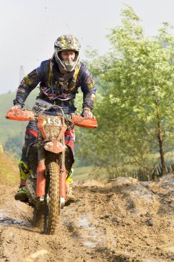 SIBIU, ROMANIA - 16 Temmuz: bir KTM motosiklet ile Red Bull ROMANIACS Hard Enduro Rallisi bilinmeyen bir rakip. Dünyanın en zor dayanıklı rallisi. 12-16 Temmuz 2016 Sibiu, Romanya.