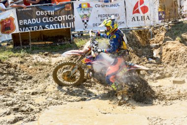 SIBIU, ROMANIA - 16 Temmuz: bir KTM motosiklet ile Red Bull ROMANIACS Hard Enduro Rallisi bilinmeyen bir rakip. Dünyanın en zor dayanıklı rallisi. 12-16 Temmuz 2016 Sibiu, Romanya.