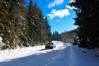 COVASNA, ROMANIA - 14-15 Ocak 2017: Covasna 2017 Kış Rallisi 'nde 14-15 Ocak tarihlerinde Romanya' nın Covasna kentinde yarışan bilinmeyen pilotlar
