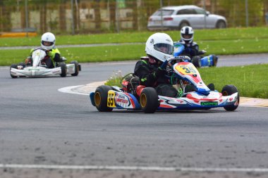 PREJMER, BRASOV, ROMANIA - 3 MAYIS: Ulusal Karting Şampiyonası Dunlop 2015 'te 3 Mayıs 2015' te Romanya 'nın Prejmer kentinde yarışan bilinmeyen pilotlar