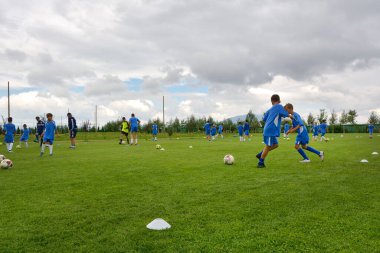 GHIMBAV, BRASOV, ROMANIA - 3 Ağustos 2016: Çocuklar için futbol kampı, FOREX GHIMBAV, Romanya 03 Ağustos 2016